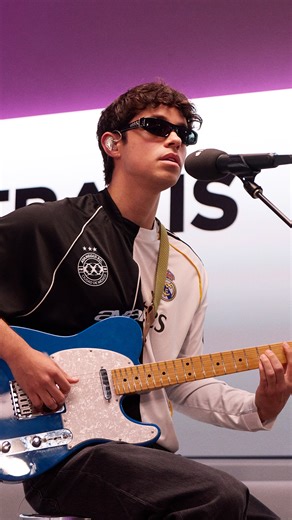 HOYER se luce con su performance de “TOUR” en vivo desde el show de Travis Mills. Escucha la presentación completa en Apple Music y YouTube. HOYER puts on a show with his performance of “TOUR” live from The Travis Mills Show. Listen to the full performance on Apple Music and YouTube. apple.co/TOUR-TM | Apple Music