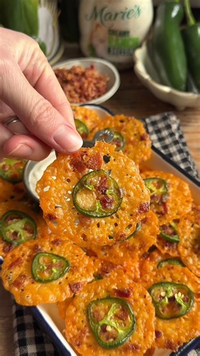 You only need cheddar, bacon and ranch to make the easiest Superbowl appetizer that’s sure to be the most popular snack at the party! These Jalapeño Popper Crisps are delicious! 🏈 | Crowded Kitchen