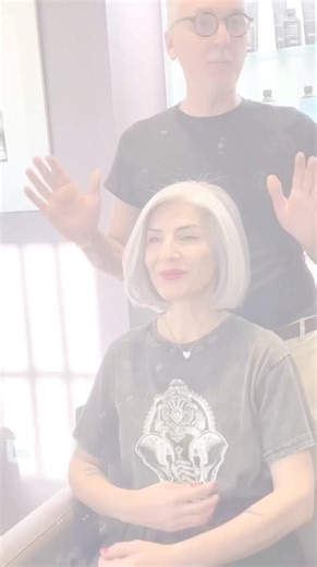 Un taglio pari sfilato su capelli bianchi meravigliosi #hairtransformation #hairlove #hairblond #capelli #hairstylist | Cappucci hair Milano