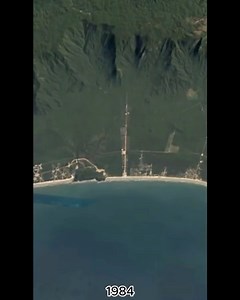 Dicas de Viagem | Guia Viajar Melhor on Instagram: "A página norte-americana History Photografed (História Fotografada), com mais de 8,8 milhões de seguidores, publicou nas redes uma sequência de fotografias aéreas de construções beira-mar na cidade de Bertioga. As fotos, feitas entre 2021 e 2023 pelo fotógrafo Leonardo (@drone.leo), mostram os contrates de um condomínio instalado no meio de uma densa área de Mata Atlântica nativa. O registro foi feito na praia de Boracéia, na cidade de Bertioga