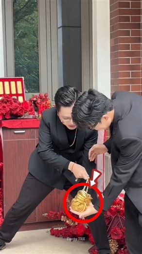 💍 Funny Chinese Wedding Moment! Groom’s Golden Prank on Bride 😲 #shots #facts