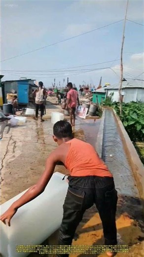 水路での氷の輸送：コンクリートの溝に沿ってブロックを滑らせる