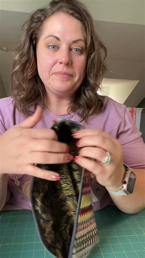 Y’all asked for a zipper pouch tutorial with a lining. Wish granted! This makes a great makeup bag or gift! Let me know if you make one! #zipperbag #zippertutorial #zipperbytheyard #learntosew #beginnersewing #sewingtutorial #sewingproject #boxedcorner | Chelsea Shesewsseams