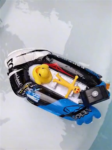 🚤 Barquinho Inflável de Brinquedo com Motor de Fricção Transforme a hora da diversão em uma grande aventura aquática! O Barquinho Inflável de Brinquedo é ideal para estimular a imaginação das crianças enquanto elas se divertem na piscina, banheira ou onde a criatividade quiser navegar. Fabricado em plástico de alta qualidade, o barquinho possui borda inflável, garantindo mais segurança, estabilidade e conforto durante a brincadeira. ⭐ Diferenciais Borda inflável que proporciona firmeza e segura