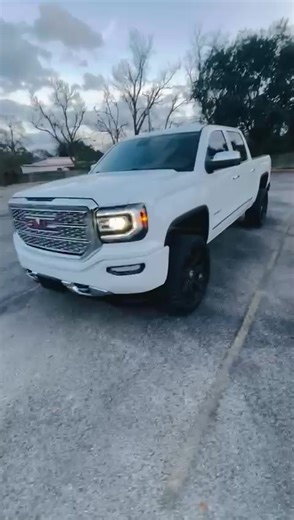 2017 GMC SIERRA 1500 DENALI V8 EcoTec3 5.3L 4x4 Down $2800 Garantía Carfax MILLAS 87k Vin 395566
