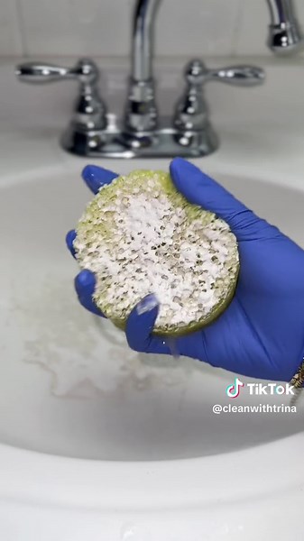 Replying to @paste.love This smelled delicious, you can’t go wrong with lemon & pine🌲🍋🫧 I could’ve scrubbed for hours, I hope yall enjoy this☺️ #CleanTok #Comet #CleanWithMe #CleanAsmr #ScrubbingAsmr #HowToClean #Pinalen #SinkScrub #Sudsy #SoothingSounds