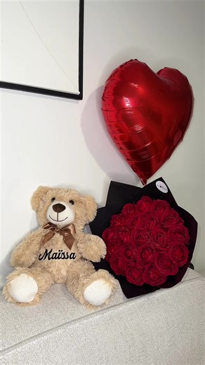 Un Teddy personnaliser, des fleurs, un ballon… et un cœur qui fond 🥹✨ Me contacter directement sur Instagram 💌 Aucune prise de commande sur tik tok ❌ #lyon #bouquet #bouquetrose #bouqueteternel #rosesartificielles