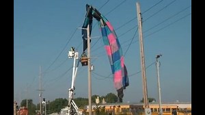 Video: Hot air balloon collides with power lines