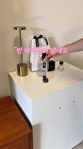 📢 공간 활용 끝판왕 책상 평소에는 깔끔한 수납장처럼 사용하다가 필요할 때 펼치면 바로 작업 책상이 되는 요즘 정말 많이 찾는 ✨ 접이식 수납 책상 ✨ 입니다. 복층 오피스텔 / 원룸 / 작은 방처럼 공간이 제한된 집에서도 ✔ 작업 공간 만들기 좋고 ✔ 수납까지 같이 해결되는 공간 활용 가구예요 👍 노트북 작업, 공부, 간단한 홈오피스까지 하나로 해결되는 실용적인 책상입니다. ──────────────── 📦 접이식 수납 책상 공동구매 원래 판매 가격 👉 189,000원 공동구매 기간 동안만 💰 공동구매가 152,100원 으로 구매하실 수 있습니다. ──────────────── 📌 공동구매 기간 딱 **7일 동안만 진행되는 공구**라 이 기간이 지나면 다시 정상가로 판매됩니다. 그래서 필요하신 분들은 공구 기간에 구매하시는 게 가장 저렴해요. ──────────────── ✔ 평소에는 깔끔한 수납장 ✔ 펼치면 바로 작업 책상 ✔ 공간 차지 적은 디자인 ✔ 공부 / 재택근