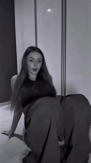 Ankita Sharma on Instagram: "在日本，研究人员正利用智能人行道将日常活动转化为清洁能源⚡。这些道路内嵌特殊的压电材料，可以从行人的脚步中收集动能。当人们行走、奔跑或跳跃时，路面会轻微变形，从而产生机械压力。压电晶体将这种压力转化为电能🔋。这些能量可用于照亮路灯、为公共显示屏供电，甚至监测行人流量。 这种技术不仅减少了能源浪费，还展示了未来城市的无限可能🌏。在东京、京都等城市的试验区，人们的每一步都在为绿色地球贡献力量💚。 科技让生活更环保，也让每一个脚步更有意义✨ #日本 #科技 #创新 可持续 绿色能源 未来城市 环保 知识 事实 推荐 你知道吗 技术 实验 热门🌟日本利用压电瓷砖将脚步转化为电能日本利用压电瓷砖将脚步转化为"