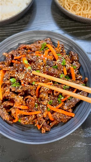 𝓜𝓪𝓻𝓲𝓪𝓶 on Instagram: "Crispy, flavorful, and packed with the perfect balance of sweet, savory, and spicy, this Ginger Beef is super easy to make at home. Perfect on its own, over rice, or with noodles, it’s a comfort-food favorite that’s sure to impress! ✨Ingredients✨ -Beef • ½ kg flank steak or top sirloin cut into thin strips • 2 tbsp soy sauce • 1 tbsp minced ginger • 2 garlic cloves minced • 1 large carrot thinly sliced • 1 tbsp olive oil or vegetable oil • Green onions sliced (for gar
