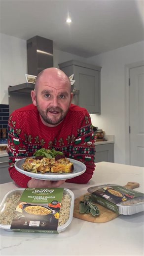 Savoury French Toast with Stuffing & Brie This one grabs you from the first bite – and the @tastetsfoods The Stuffing Company Wild Sage & Onion Stuffing I use here is proudly made in County Down, and tastes incredible. It settles into the soft brioche and melting Brie like it was always meant to be there and has that festive flavour that makes you want to linger at the table just a little longer. Ingredients 1 pack of The Stuffing Company Wild Sage & Onion Stuffing 100g bacon lardons Eggs (2 per