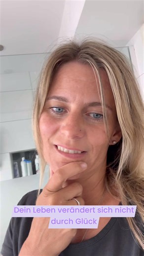Nathalie / Natürliche Lösungen für dich on Instagram: "Jeder Gedanke feuert ein neuronales Netzwerk. Wiederholte Gedanken werden zu Gewohnheiten. Gewohnheiten formen dein Leben. Wenn du jeden Tag gleich denkst, erschaffst du jeden Tag das Gleiche. Bewusstsein ist der erste Schritt zur Veränderung ⚡️ 💬 Schreib „BEWUSST“, wenn du bereit bist #negativegedanken #gedankenspirale #mindset #bewusstsein #innerearbeit #achtsamkeit #selbstliebe #mentalegesundheit #heilung"