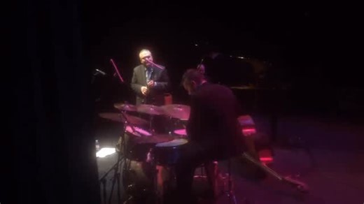 Guillaume Nouaux on Instagram: "RIP Ken Peplowski Pour sûr, son nom restera à jamais gravé dans l’histoire du jazz. Un clarinettiste exceptionnel, mais aussi un homme d’une grande gentillesse, toujours accompagné de beaucoup d’humour. En revoyant ces images avec Ken à la clarinette, prises depuis le backstage lors d’un concert, je me remémore tous ces moments en tournée, en studio, ou en croisière lorsque nous avons fêté son anniversaire... et réalise à quel point sa musique et sa présence ont m