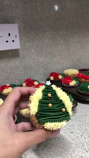 Christmas Tree Cupcake Decorating Tutorial