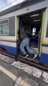 Willkommen in der neuen Realität Europas! 🛤️ In Italien zeigt sich erneut, wohin grenzenlose Naivität führt: Ein Bahnbediensteter wird auf offener Bühne von einem Grenzgänger daran gehindert, seinen Dienst zu verrichten. 🚫 Der Fremde stellt sich ihm in den Weg, drängt ihn zurück und stößt ihn schließlich auf den Bahnsteig. Was folgt, ist blanker Hohn: 😂 Der Grenzgänger lacht, macht sich über den gestürzten Schaffner lustig und demonstriert damit offen seine Verachtung für unser System. ⚠️ Hie