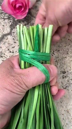 The technique of tying leeks using string so they don't come off easily
