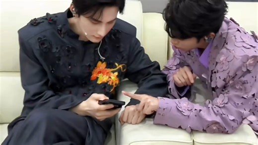 D4发布高能量男团录制节目VLOG·奖励CUT（录制节目也有分离焦虑的xql，随时随地必须贴贴补充能量～）