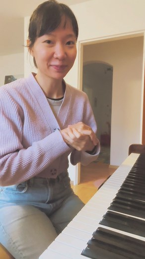 25K views · 444 reactions | Bạn có nghĩ rằng luyện scale và gam rải lại có thể được kết hợp thú vị theo cách bạn chưa từng nghĩ đến? Video này sẽ cho bạn câu trả lời. Track nhạc tập luyện 2 hợp âm: https://youtu.be/kfhbfl1JBEQ?si=1GN0TbtIb3sH40uX | Nguyễn Ngân | Facebook