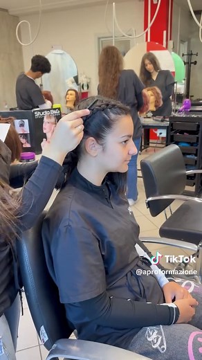 Sogni in grande? Allora comincia da qui! 👉 Dopo la terza media scegli Apro Scuola Canelli ed entra da protagonista nel mondo del lavoro. Puoi scegliere tra due percorsi triennali gratuiti*: ✂️ Hair stylist e parrucchiere 💡 Automazione industriale ed elettricista Scegli il percorso giusto per te, impara un mestiere, valorizza il tuo talento e costruisci, passo dopo passo, il tuo futuro! La iscrizioni sono già aperte, vai sul link in bio!