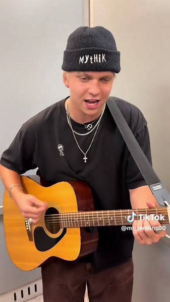 Champagne Supernova Cover: Master the Guitar