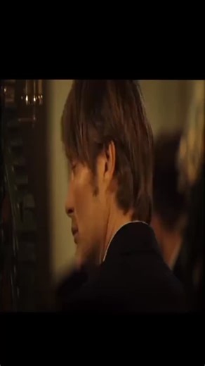 Myanegga on Instagram: "🌟 CR | vex.y2(tt) 日本では、圧電タイルを用いて歩行を電力に変換していま す。このタイルは、歩行時の運動エネルギーを捉えます。 歩くと、体重がわずかにたわみ、機械的な応力が生じま す。タイル内部の圧電材料がこの応力を電力に変換しま す。一歩ごとに微量の電荷が発生し、数百万歩を合わせる とLEDライトを点灯させるのに十分な電力が生成されま す。渋谷駅のような場所では、1日約240万歩がシステムに 貢献しています。この電力は蓄電または即時使用が可能 で、従来の電源への依存を減らし、持続可能な都市インフ ラを支援します。この方法は、日々の運動を実用的な再生 可能エネルギーに変換します。#你知道吗#推荐 #科技"