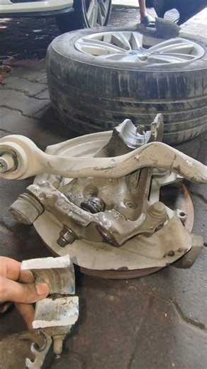 BMW 320 D Suspension Got Damaged 🤔❌. #bmw #bmw320d #suspension #carrepair