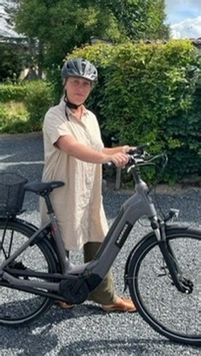 Malene er pjattet med sin Batavus elcykel 💬 “Synes at den app der følger med er mega smart, og det er trygt, at den kan låses/låses op via app, så den er mere sikker i forhold til tyveri” Hun er også glad for komforten, motoren selvom hun savner en smule hjælp på bakkerne ⛰️ Læs, hvorfor det bliver til 4 ud af 5 stjerner gennem bio - Tests, Råd & Guides 📚⭐️ | Fri BikeShop