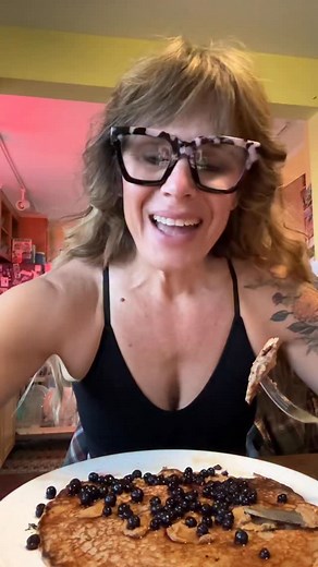 PSA.. Waking up hungry is healthy. Not waking up hungry usually isn’t. Fasting until noon isn’t a personality trait. If you’re skipping breakfast to “save calories,” but end up snacking or overeating later, you’re not helping your goals You’re just fighting biology. Eating regularly throughout the day and actually getting hunger at the same time every day is ideal This means your body is actually functioning properly We Can Do Hard Things Love Love, Coach Beth #nutrition #fitnessmotivation #fatl