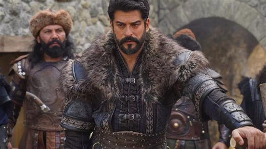 Bölüm başı 4 milyon TL isteyince anlaşamamıştı! Burak Özçivit'in ilk tiyatrosundaki dans performansı dillere düştü