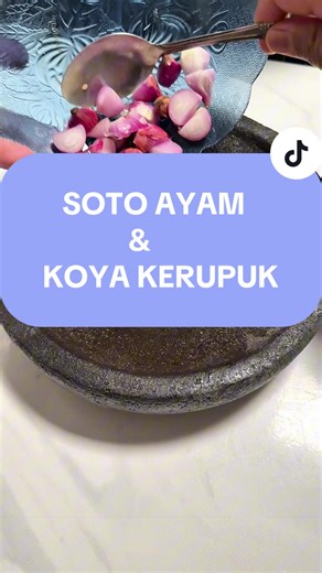 Pas banget dengan cuacanya🌧️🤤😍 BAHAN: - BUMBU HALUS (Bawang merah 5 siung, Jahe 2 cm, Lengkuas 3 cm, Desaku marinasi 1 sachet, Air 5 sdm) - Ayam 500 gram (Marinasi dengan desaku kunyit bubuk 1/2 Sdt, Air 2 sdm sekitar 5 menit lalu bilas dengan air) - Sere 1 batang (Memarkan) - Daun jeruk 4 lembar (Sobek) - Air 250 ml - Garam 1 sdt - Gula pasir 1 sdt - Ladaku merica bubuk 1/2 sdt - Desaku bawang putih bubuk 2 Sdt - Daun bawang 1 batang - Air 750 ml - BAHAN KOYA (Kerupuk udang 100 gram, Desaku 