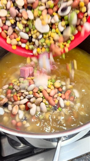 Do you have leftover ham? The perfect recipe for leftover ham, this comforting and flavorful 15 bean soup with ham is full of hearty vegetables and smoky aromas. RECIPE⬇ #leftovers | The Lemon Bowl