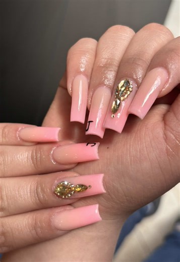 Nail Tech's Glove Struggle