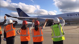 成田発、サンフランシスコ行のボーイング747の日本発最終フライトを、ユナイテッド社員でお見送り。ボーイング747、長い間ありがとう。よい旅を！ | United