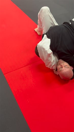 Loop chokes can have you submitting people from bottom knee belly Learn more about how I do this with “choke artistry” from @bjj.fanatics | jeffgloverbjj
