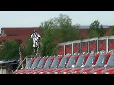 Motorcycle stuntman Robbie Knievel jumps 24 trucks at Kings Island