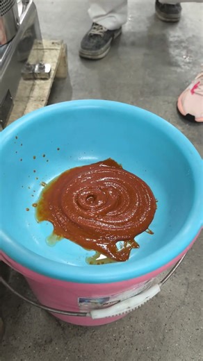 A stainless steel colloid mill was used to conduct a grinding test with garlic paste chili sauce