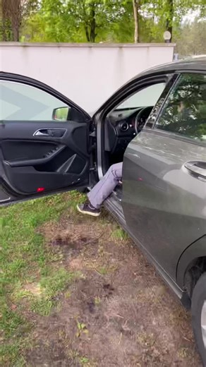 Inside a Mercedes-Benz: Smartphone Call Features Explained