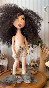 Tutorial - Mini shoes ♡ { Part 2 } ✄ Se você salvou o reels {Part 1} Então não deixe de salvar este passo a passo também ! 💜Tutorial completo em breve no clube de assinaturas , com : •Todo o processo bem explicado , •Criação do molde já disponível •E outros detalhes importantes sobre a colagem e materiais . ♥︎♡ #dolls_by_caroline #dollshoes #dollart #bonecapersonalizada #bonecasdepano #artdolls #bonecadepano #dollpattern #bonecadepanopersonalizada #handmadedoll #fabricdoll #ooakdolls #artdoll #