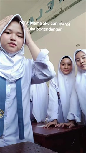 Mama Carinya Yang Suka Begendangan