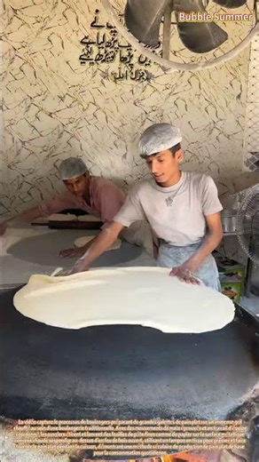Cuisson Traditionnelle : Préparation de Pain Plat sur un Gril à Feu de Bois