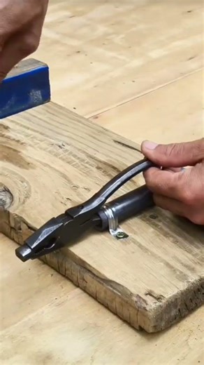 the process of installing a screwdriver on the board to make it easier to cut small pieces of iron