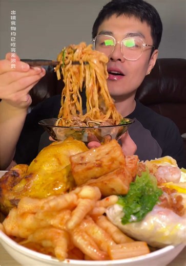 深夜搞一个超满料的猪脚饭也太爽啦！ 窑鸡、无骨鸡爪、炒粉、炒粿条、萝卜糕、苹果蛋糕#美食 #吃货 #深夜放毒 #外卖 #谁懂这一口的好吃程度