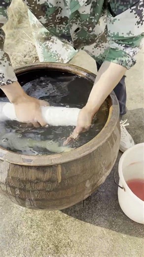 Stop scooping water by hand! This PVC pipe trick is super practical!