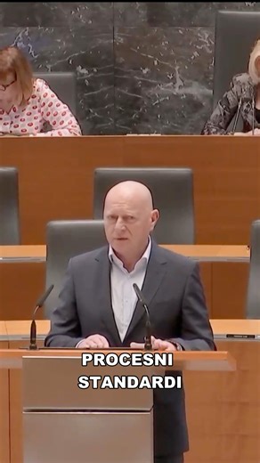 ℹ️ Novela Zakona o splošnem upravnem postopku prinaša rešitve, ki sledijo razvoju sodobne družbe in potrebam uporabnikov upravnih storitev. 👉 Spremembe so usmerjene v učinkovitejše postopke, manj administrativnih bremen in boljše delovanje uprave v korist ljudi in gospodarstva. 👉 Minister za javno upravo Franc Props pojasnjuje, kako predlog zakona zagotavlja hitrejše odločitve, ohranja pravice strank in prispeva k bolj pregledni in sodobni javni upravi. | Svoboda