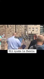 Stefano Bandecchi il sindaco che non vuole critiche dai cittadini 👉sputa acqua in faccia a un cittadino davanti al Comune: "Provocatore, ti avevo avvisato". Guarda il #video 😱 Il sindaco di #Terni Stefano Bandecchi, come promesso, si è presentato sotto Palazzo Spada, sede dell’amministrazione comunale della città umbra, ed ha sputato acqua addosso all’opinionista sportivo Enrico Maggiolini. #umbria #italia | Josef Nardone