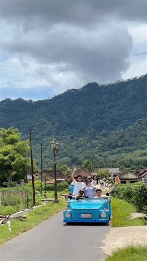 VW Safari Borobudur on Instagram: "Thanks for coming @irinmareta & familiy🙏🏻😊 📞 reservasi & informasi 0877-1163-2777 🚗 @vw.wisataborobudur 📸 @etalase.media 🌐 https://vw.wisataborobudur.id #semaranghits #sewajeepmerapi #diindonesiaaja #pakettripjogjakarta #vwsafariborobudur"