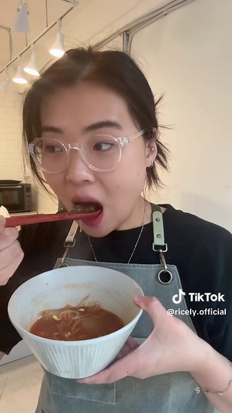 Beef radish soup🔥 This is one of my favourite Korean soups (or guk) and I didn’t realise that people from Seoul make this beef radish soup mild with no chilli powder in it until I moved to Seoul😳 The region where I come from, we make it spicy and add soy bean sprouts too which gives it more flavours and nice extra crunchy texture too! Have you tried it before? [ingredients] - Korean radish 585g - leek 150g - soy bean sprouts 300g - beef 200g - chopped garlic 1T - black pepper 1t - salt to tast