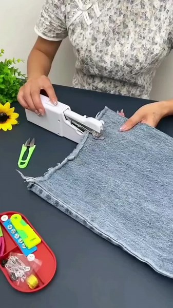 Mini electric sewing machine, the operation is very simple, usually sew clothes is really convenient