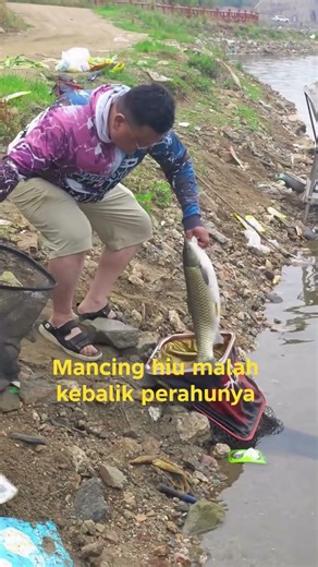nelayan mancing ikan hiu, fisherman get big shark in the sea